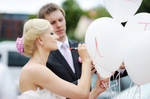 Braut schreibt auf Ballon