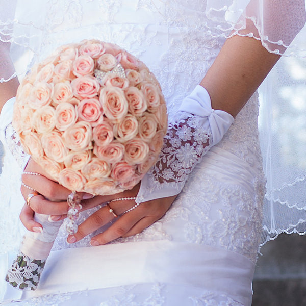 Brautstrauß und Brauthandschuhe der Braut