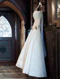 Brautkleid hängend am Kleiderbügel